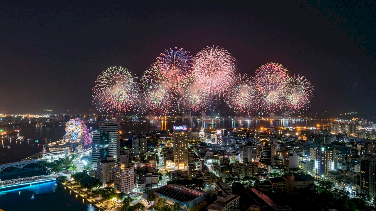 Espectáculo de fuegos artificiales del Doble Diez atrae a más de 300 000 personas