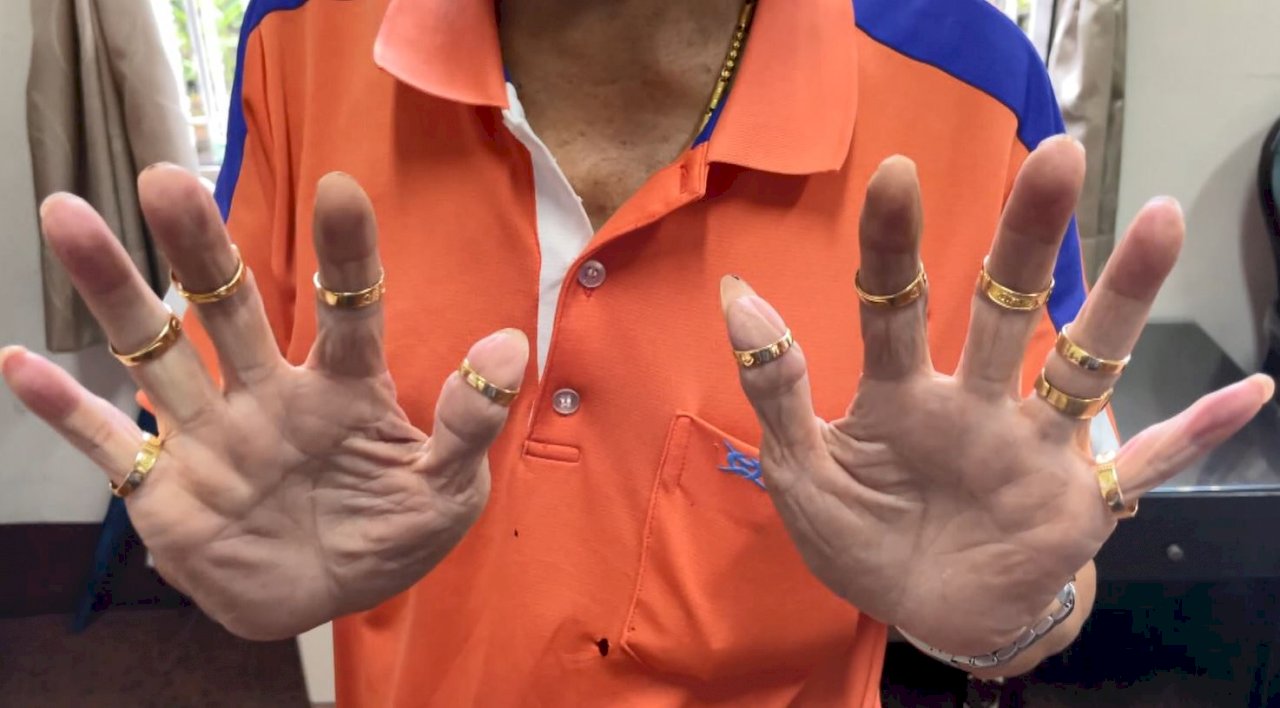 El templo Zhinan regala anillos de oro a mayores de 70 años