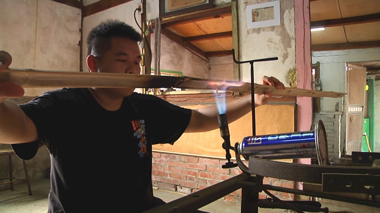 Cuarta generación de artesanos del bambú