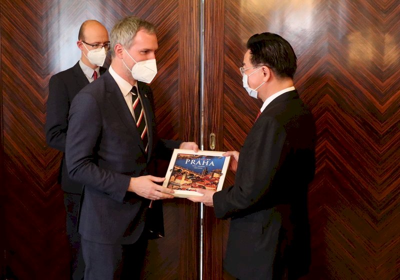 Joseph Wu se reúne con el alcalde de Praga Zdeněk Hřib