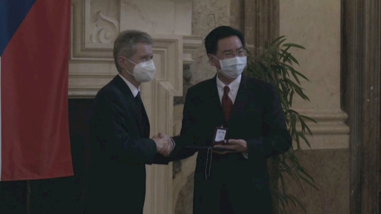 Joseph Wu condecorado por el senado de la República Checa