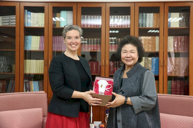 La directora del AIT habla de democracia y derechos humanos con la presidenta del Yuan de Control