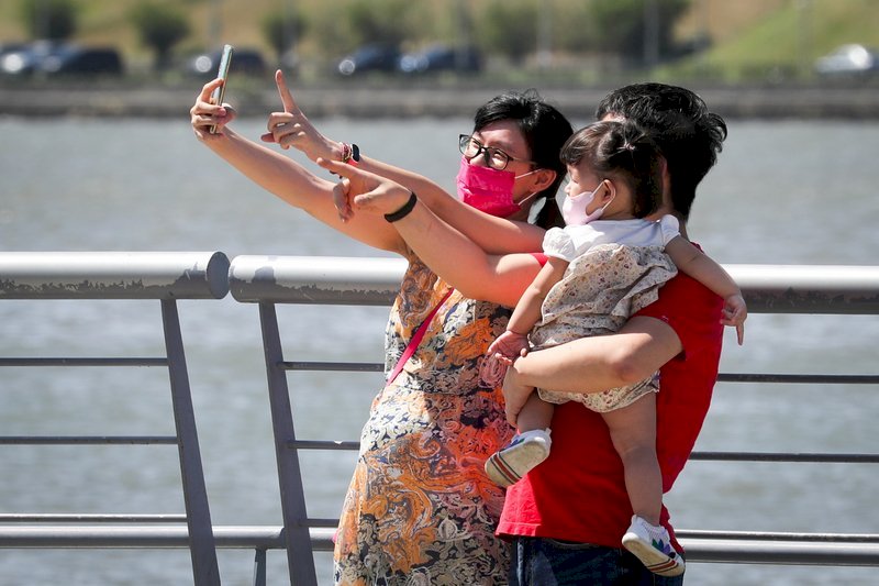 Los taiwaneses aprovechan el sol antes del primer frente frío