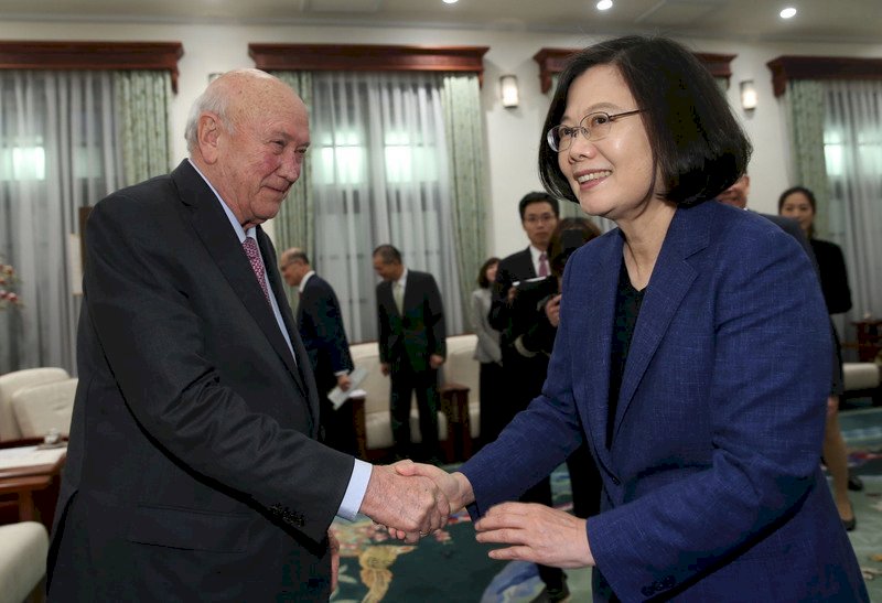 Taiwán despide al expresidente sudafricano De Klerk