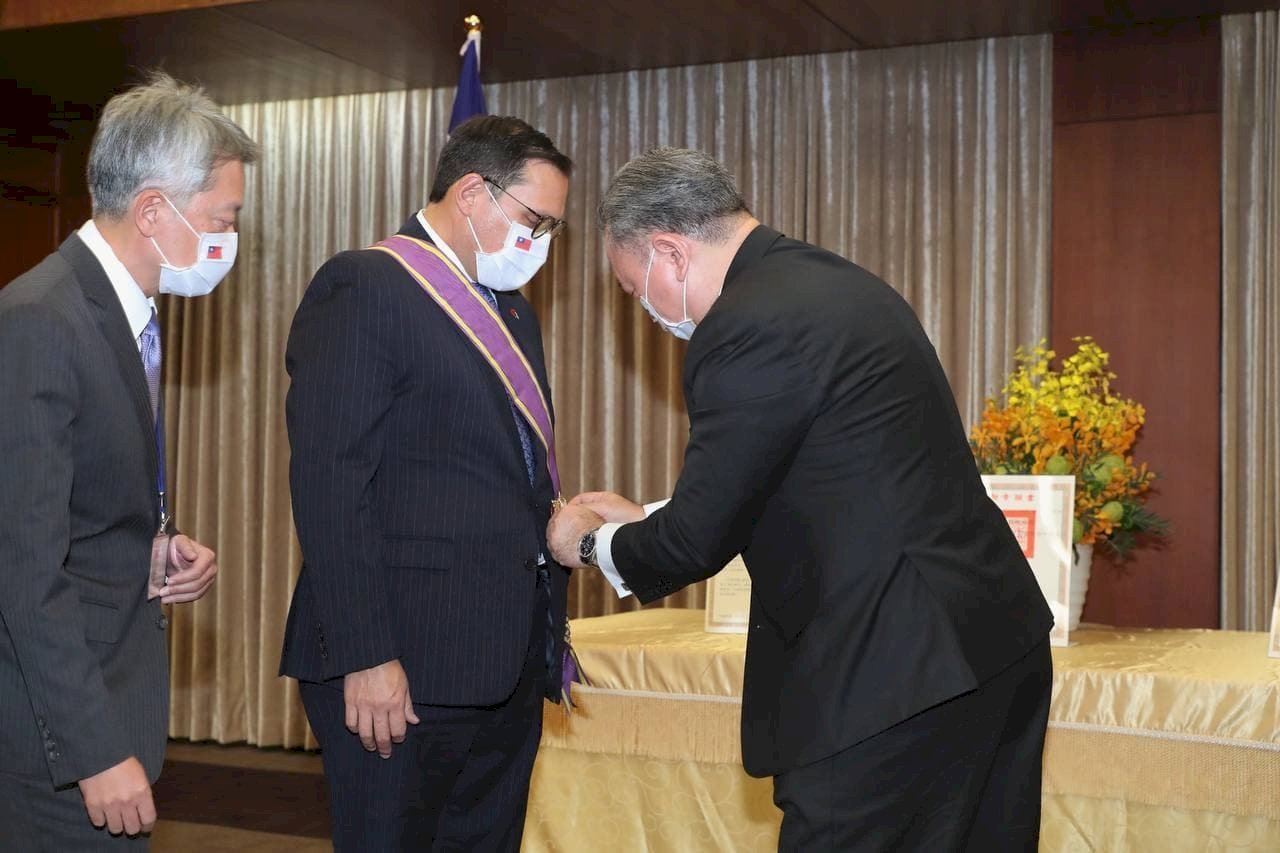 Ministro de Relaciones Exteriores de Honduras recibe condecoración de la Estrella Brillante