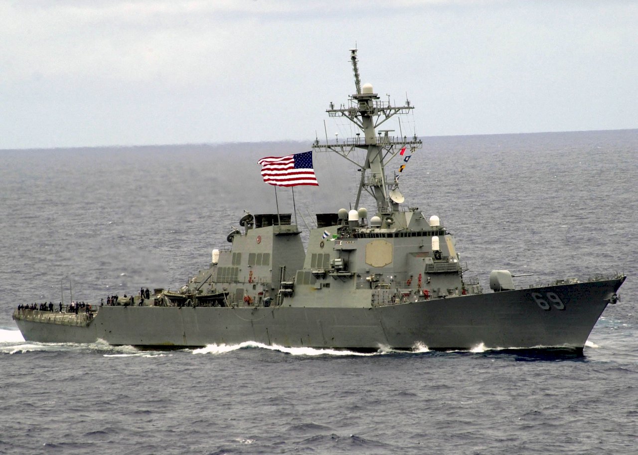 Otro buque de guerra estadounidense atraviesa el Estrecho