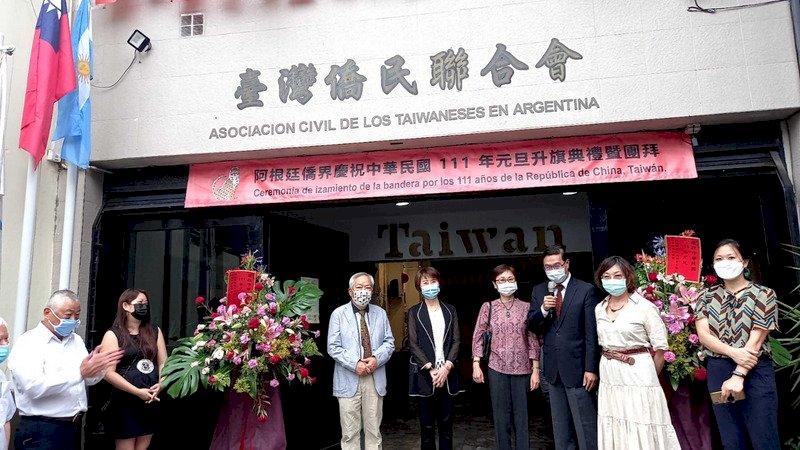 Expatriados en Argentina organizan ceremonia de izado de la bandera