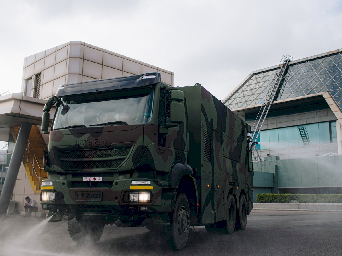 El Ejército de Tierra desinfecta la terminal 2 del aeropuerto de Taoyuan