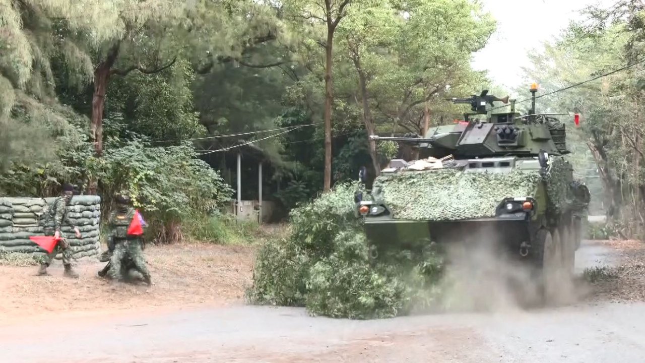 El ejército lleva a cabo maniobras de entrenamiento antes del Año Nuevo Chino