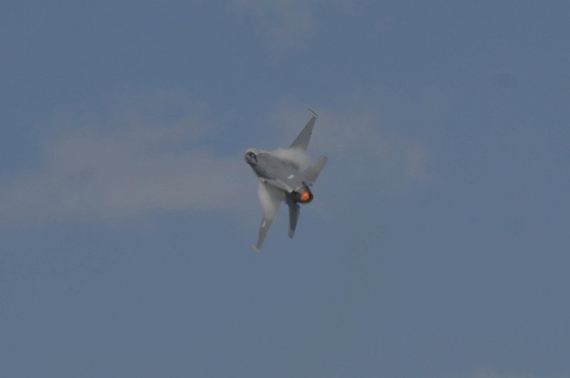 Encontrada la caja negra y el piloto del F-16V desaparecido hace una semana