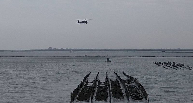 Dos barcos areneros continúan las tareas de búsqueda de la caja negra y el piloto siniestrado la semana pasada