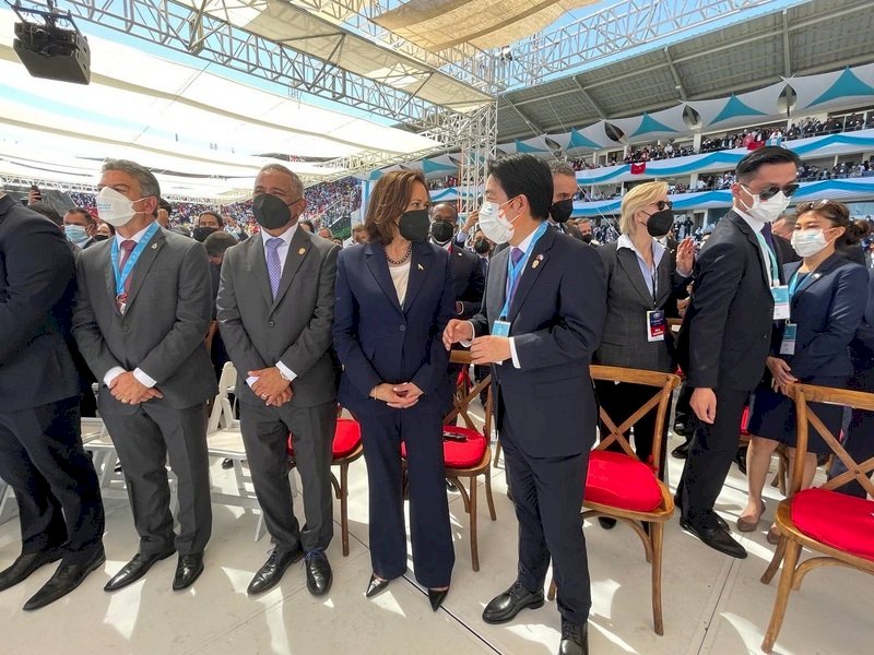 El encuentro informal entre William Lai y Kamala Harris podría aumentar la tensión entre Pekín y Washington