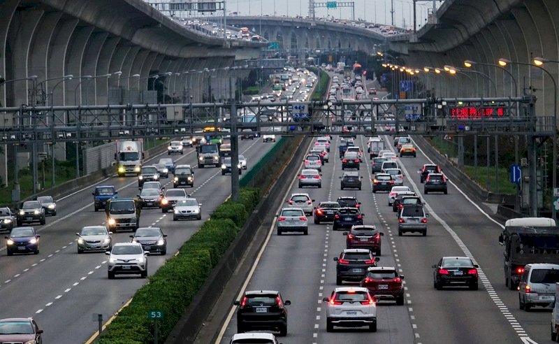 Transportes estima gran flujo vehicular en carreteras para segundo día del nuevo año lunar