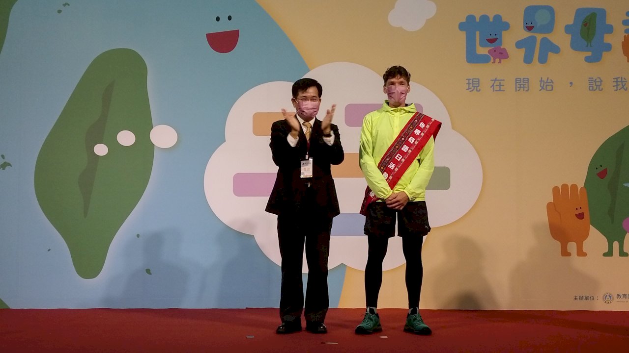 Francés hablante de cinco idiomas taiwaneses anima al público en el Día Mundial de la Lengua Materna