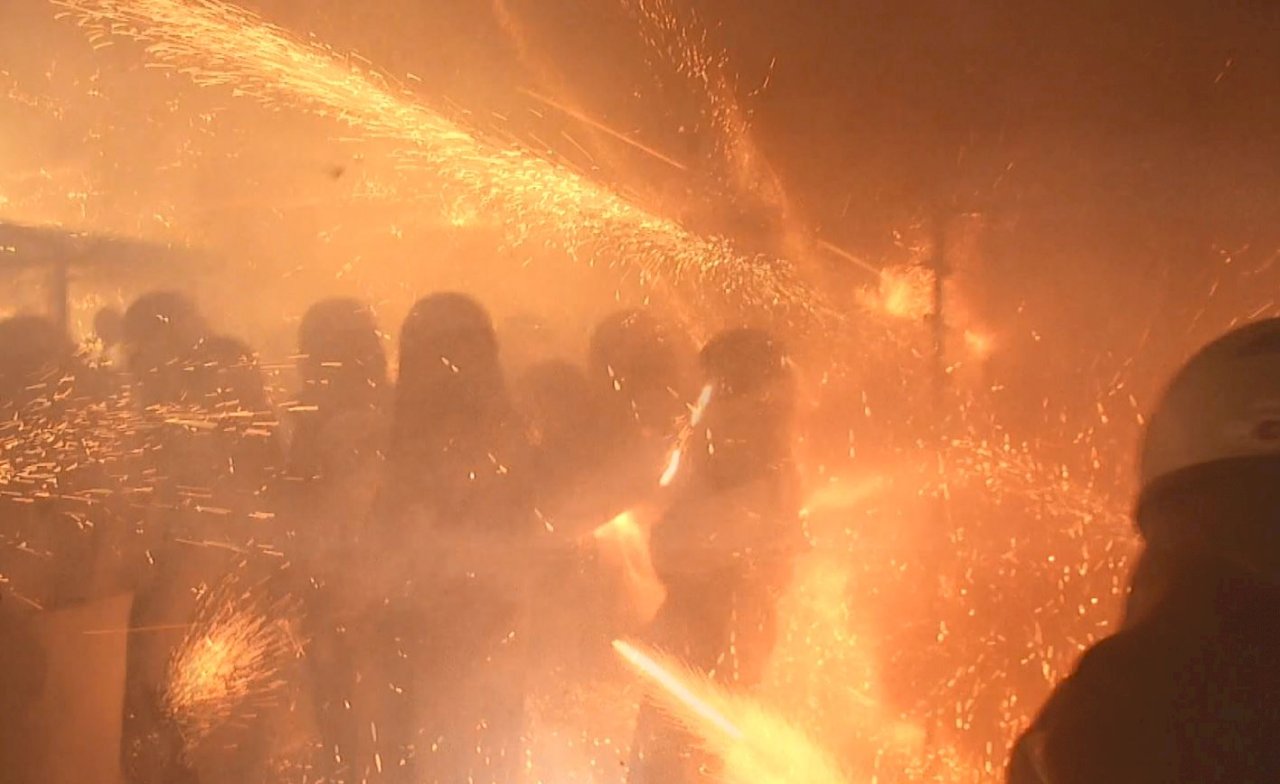 Lluvia de fuegos artificiales y petardos en Yanshuei
