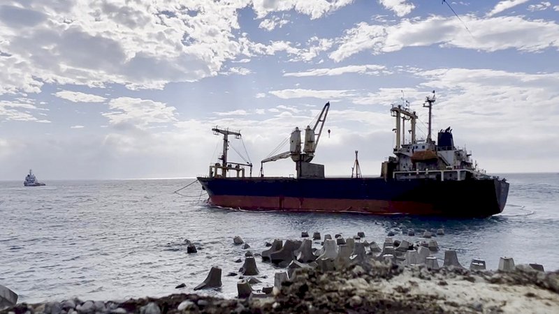 Desencalla el carguero Uniprofit con bandera de Belice varado en la costa de Taitung