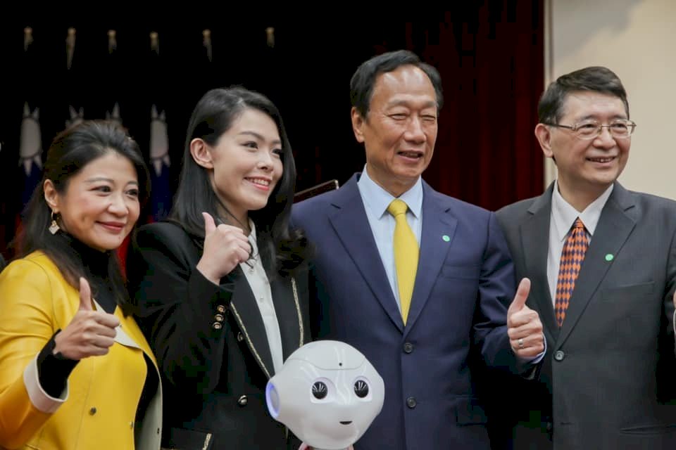 Terry Gou apoya la creación de una división de guerra cibernética en Taiwán