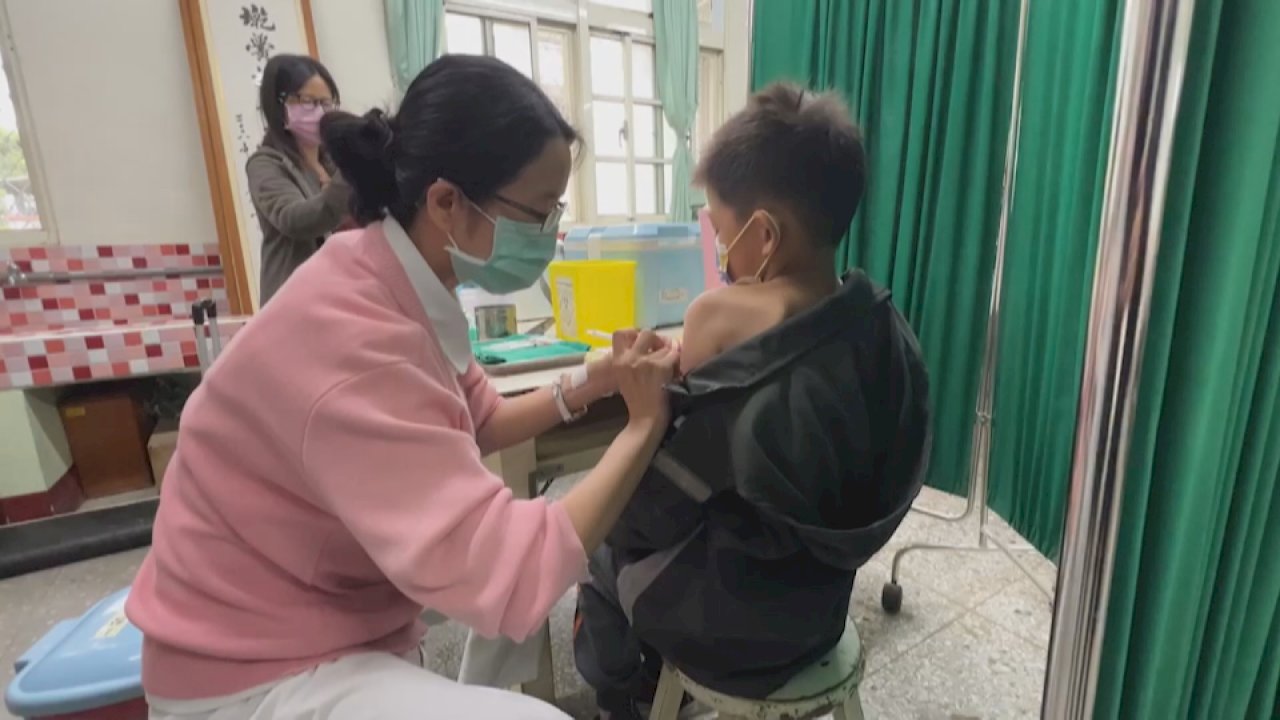 Escuelas de todo el país comienzan a aplicar la vacuna de Moderna para niños