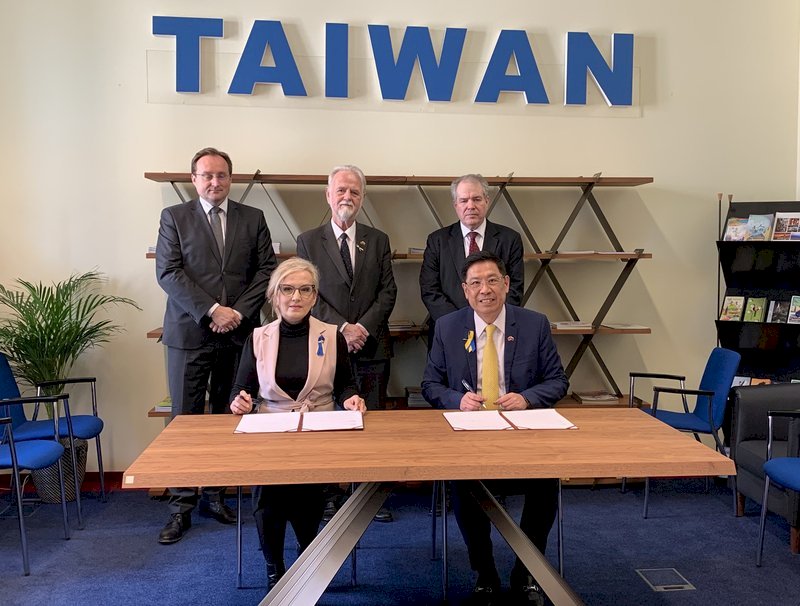 Taiwán dona 150 000 dólares para niños ucranianos refugiados