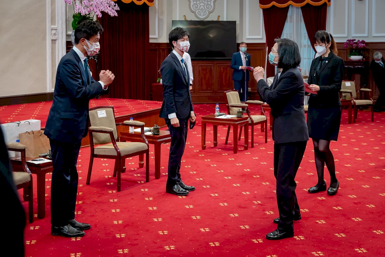 Tsai Ing-wen recibe a una delegación de las juventudes del LDP japonés