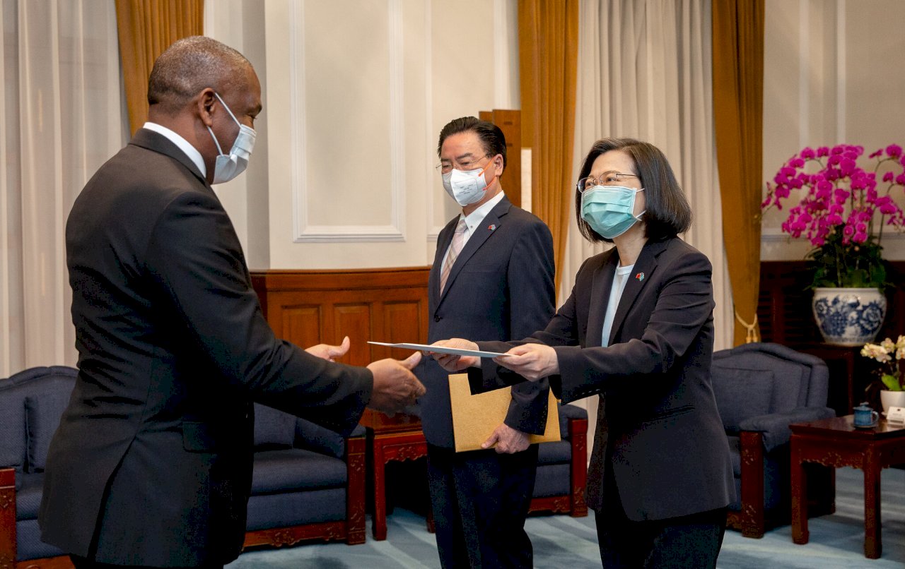 Tsai Ing-wen recibe las credenciales del nuevo embajador de Santa Lucía