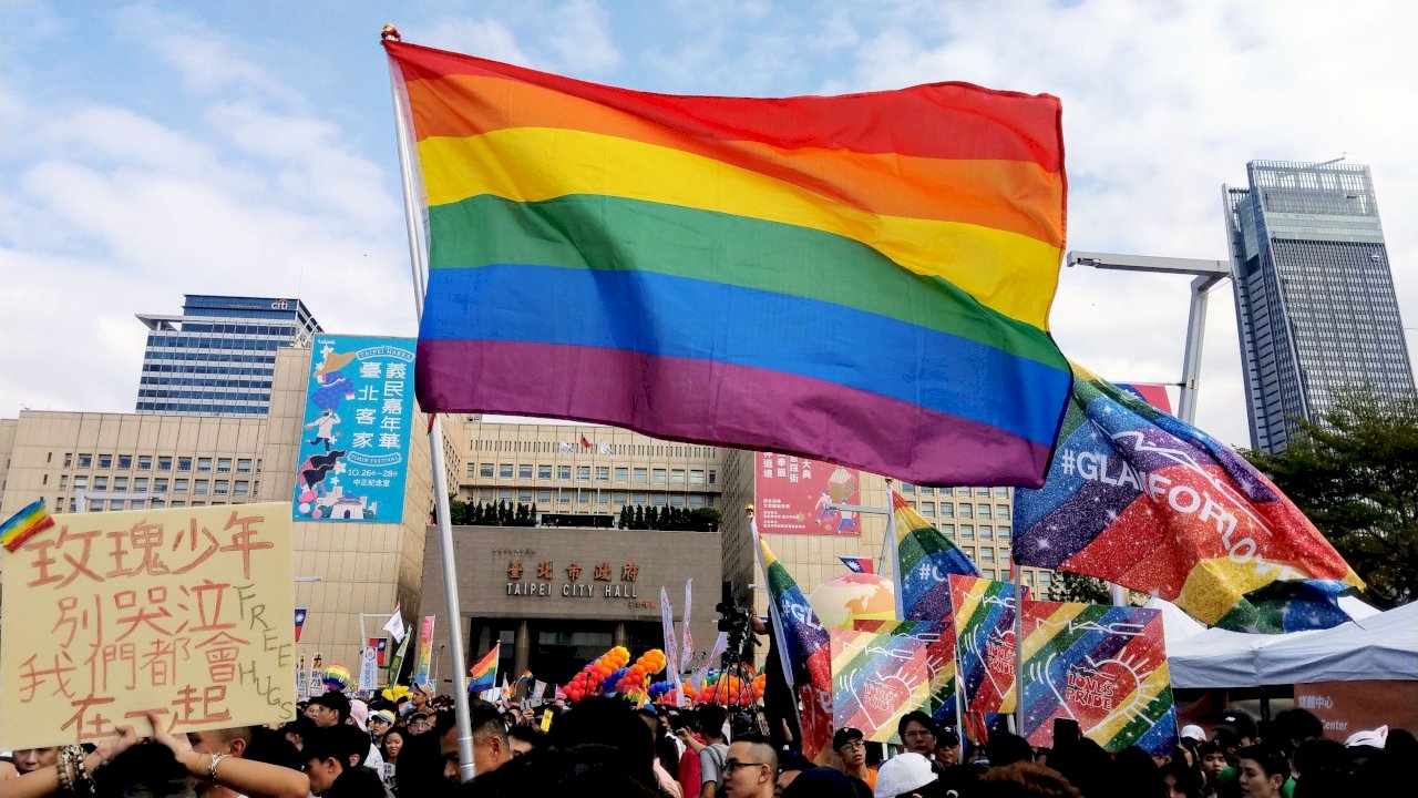 Varios legisladores proponen una reforma legal para permitir la adopción a parejas del mismo sexo