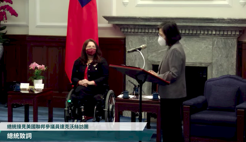 La senadora norteamericana Tammy Duckworth se reúne con Tsai Ing-wen en una visita sorpresa a Taiwán