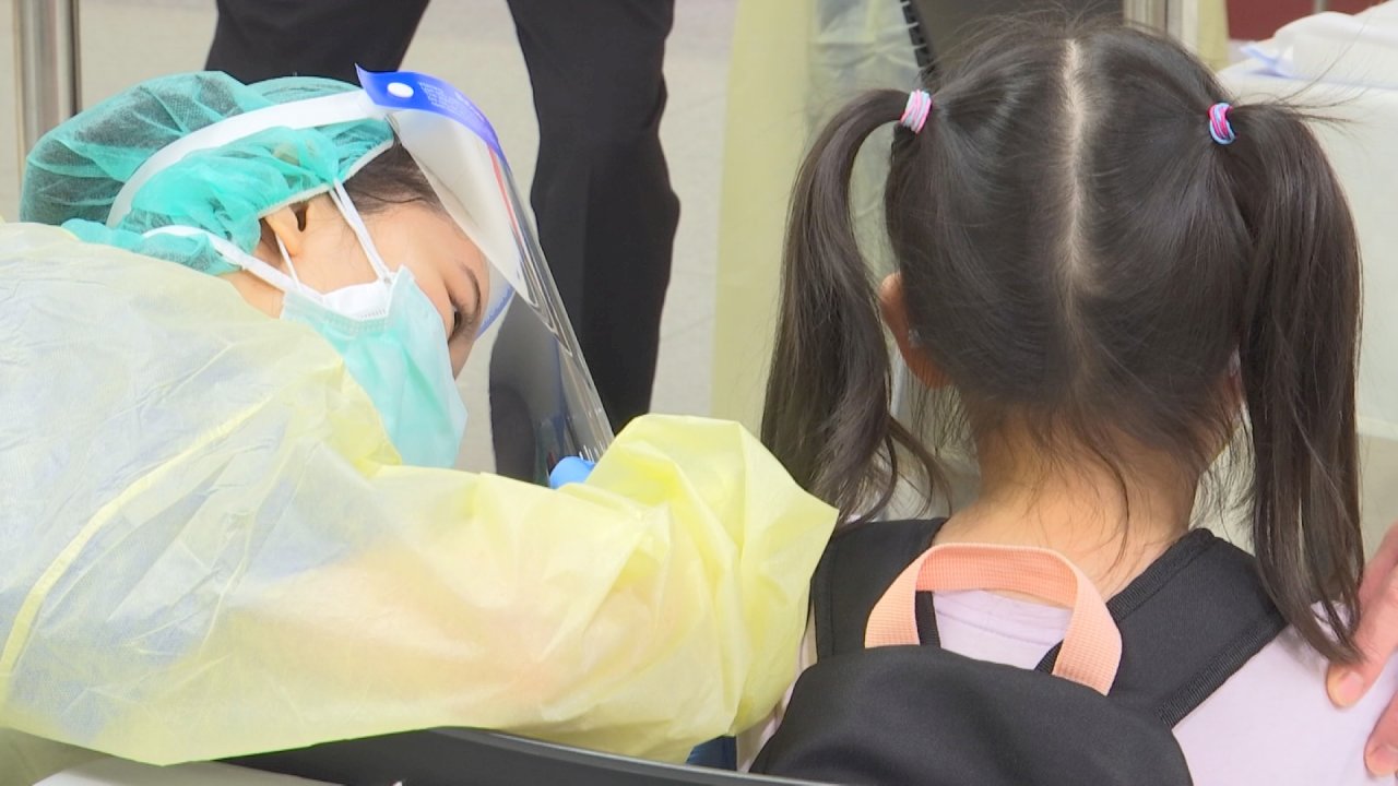 Taiwán abre los vacunódromos para inocular a niños de 6 a 11 años contra la COVID-19