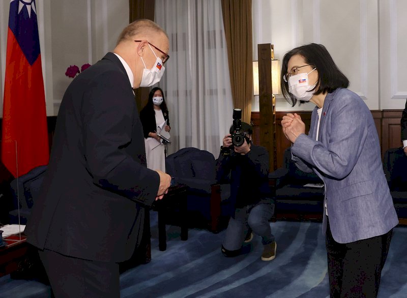 Tsai Ing-wen aboga por crear una línea de defensa democrática con Eslovaquia