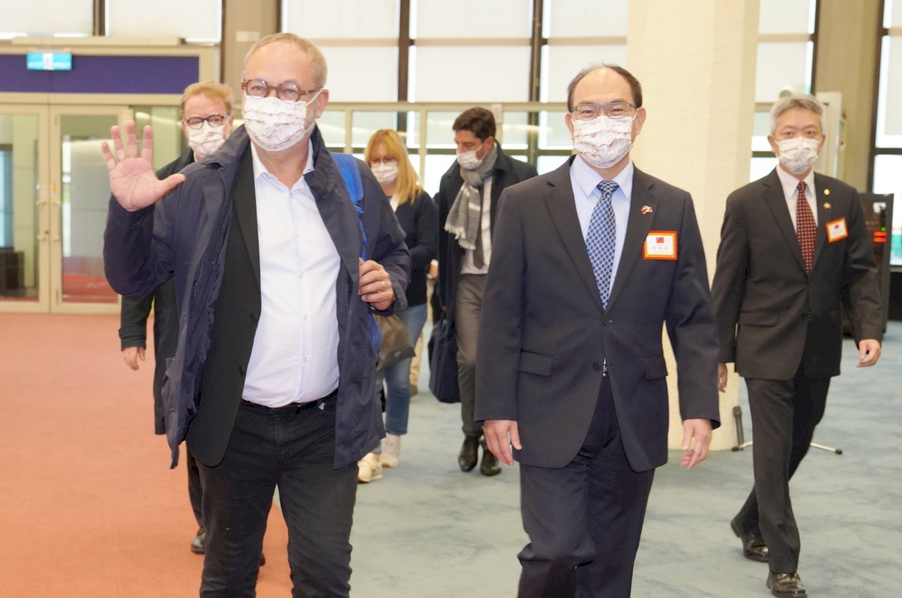 Una delegación senadores franceses llega a Taiwán para una visita de seis días