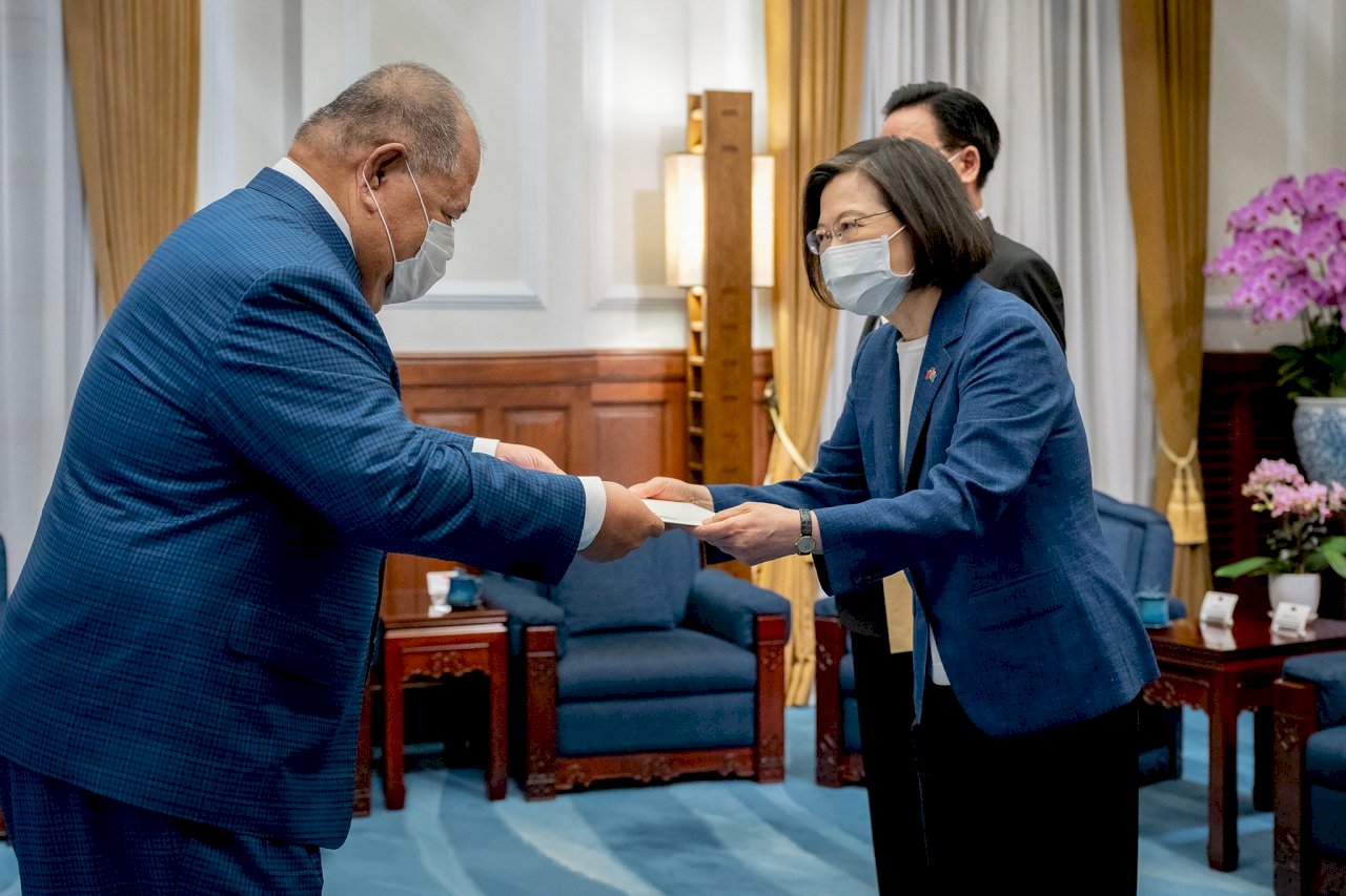 Nuevo embajador de Tuvalu presenta sus cartas credenciales
