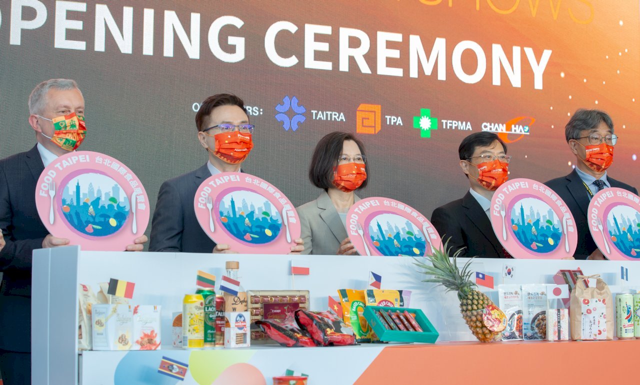 Tsai Ing-wen promociona los “productos democráticos” en la Feria Internacional de Alimentos de Taipéi