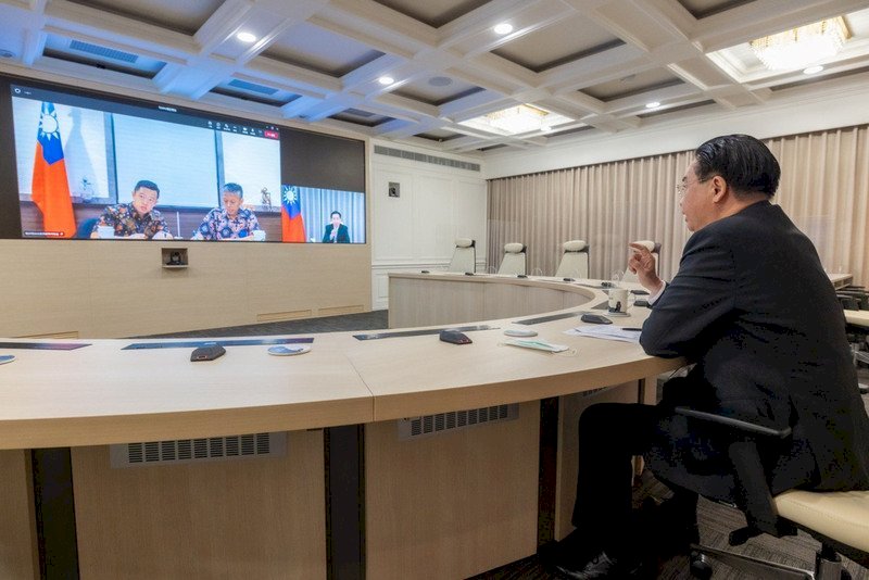 Ministro de Relaciones Exteriores Joseph Wu brinda entrevista a medio indonesio