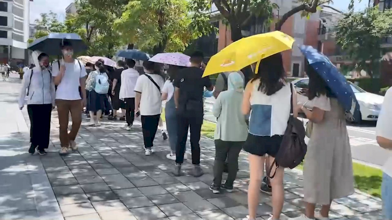 Un templo atrae a los visitantes de la exhibición del inframundo del Museo de Arte de Tainan
