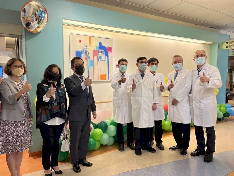 La embajada guatemalteca regala un cuadro de Mod Cárdenas al Hospital Infantil de la Universidad Nacional de Taiwán