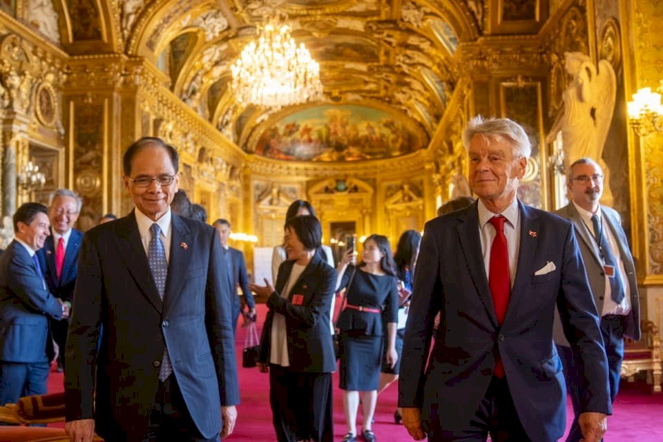 You Si-kun se reúne con miembros del senado francés