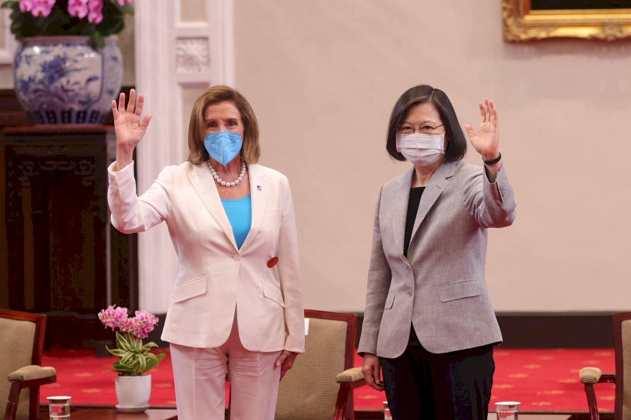 Nancy Pelosi dice ante la presidenta Tsai que su viaje sirve para certificar el compromiso de EE. UU. con Taiwán