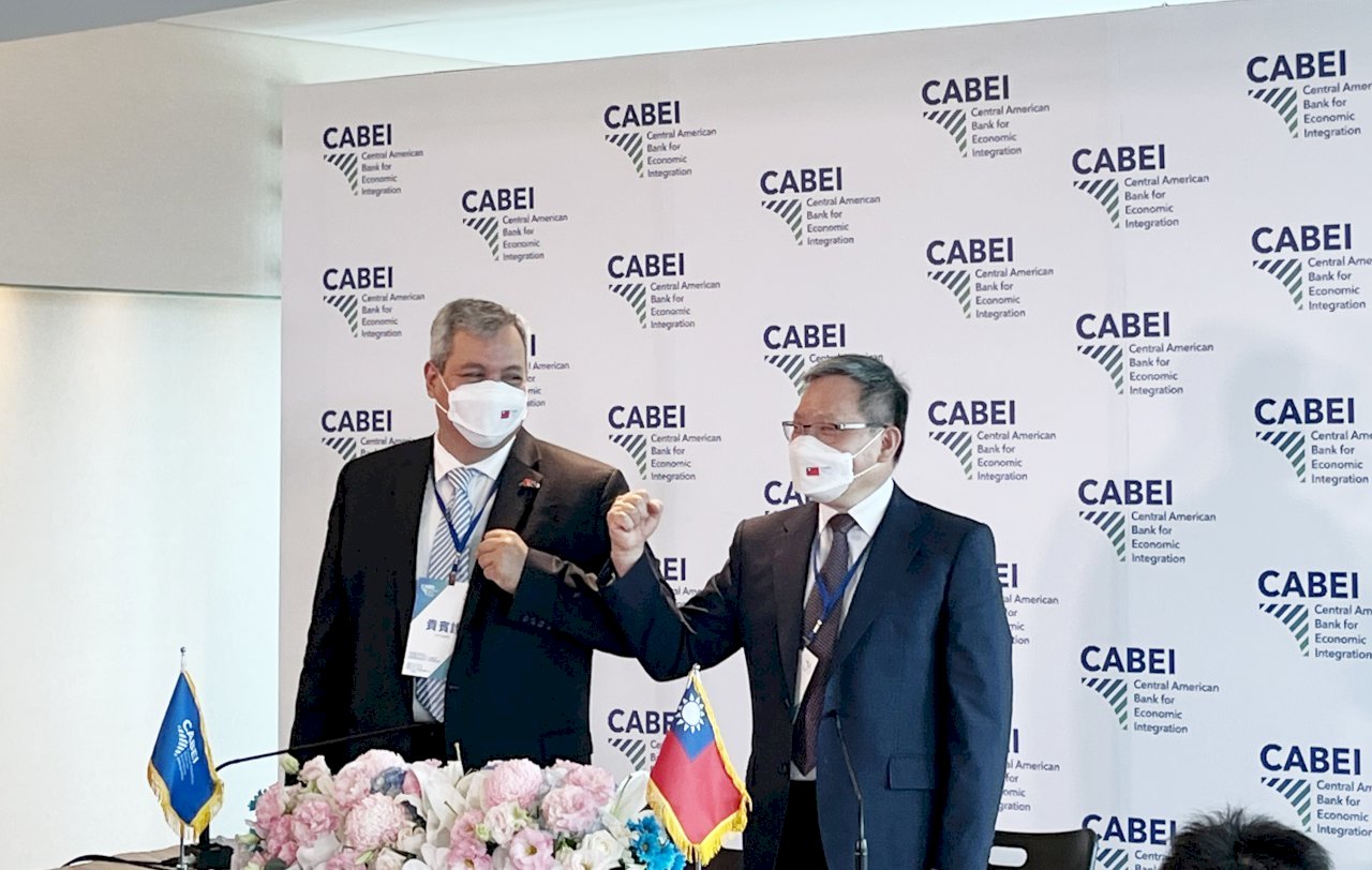 El presidente del BCIE invita a los fabricantes taiwaneses a invertir en Centroamérica