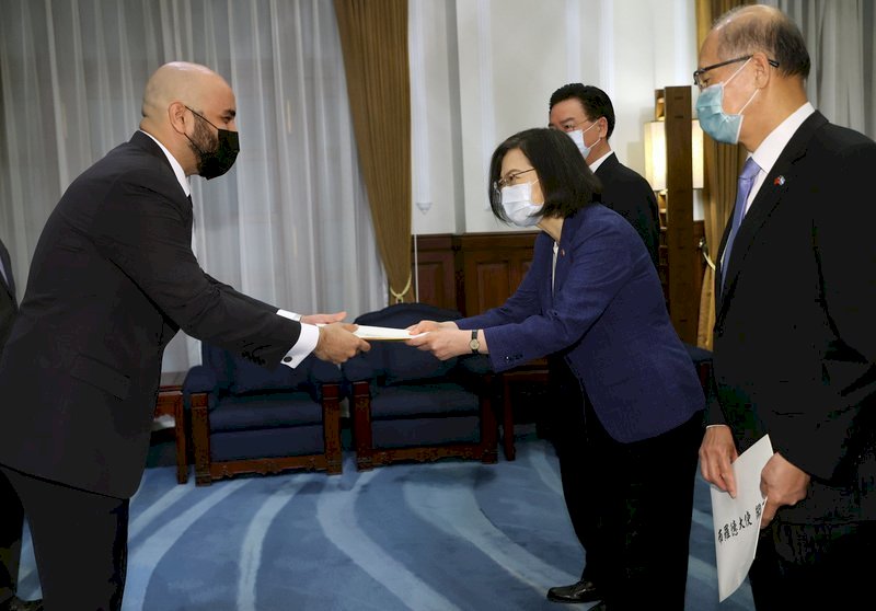 Tsai Ing-wen recibe al nuevo embajador de Honduras Harold Burgos