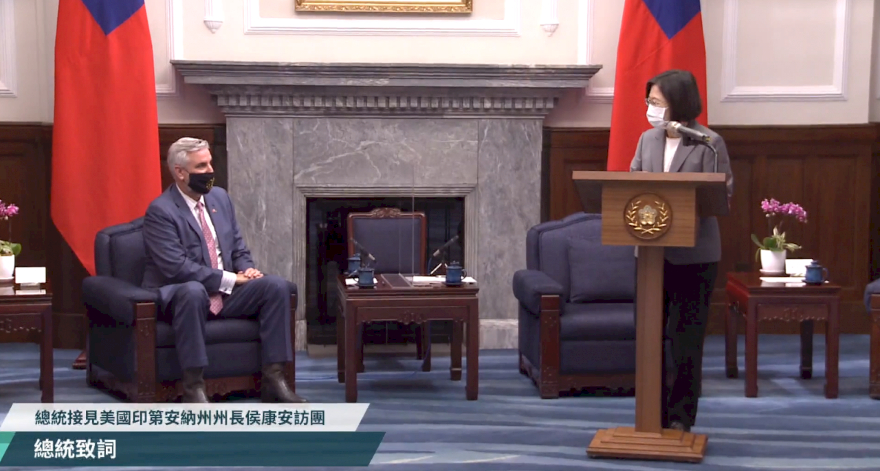 Tsai Ing-wen recibe al gobernador del estado de Indiana Eric Holcomb
