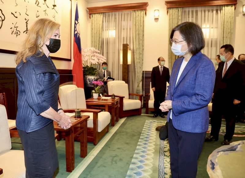 Tsai Ing-wen recibe a la senadora estadounidense Marsha Blackburn