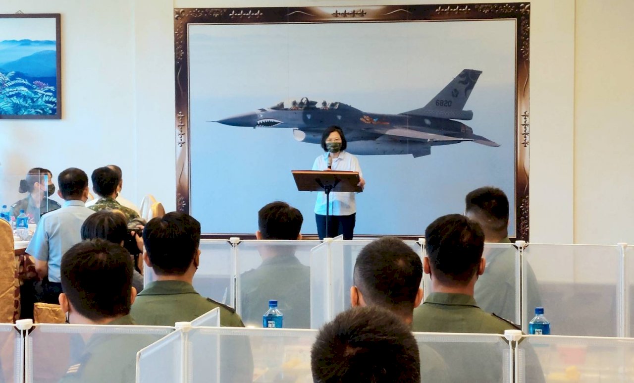 Tsai Ing-wen asegura que los taiwaneses deben estar orgullosos de la capacidad del ejército