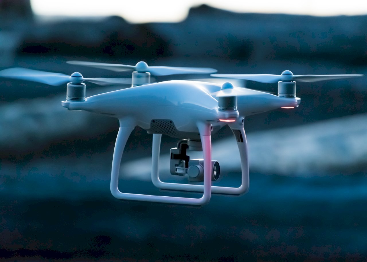 Soldados taiwaneses hacen disparos de advertencia contra un dron chino en Kinmen
