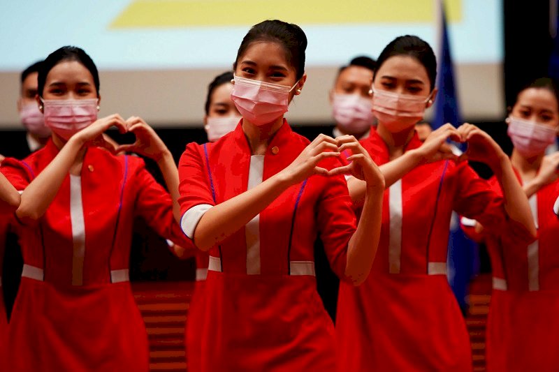 Estudiantes de la Universidad Ming Chuan se preparan para las celebraciones del Doble Diez