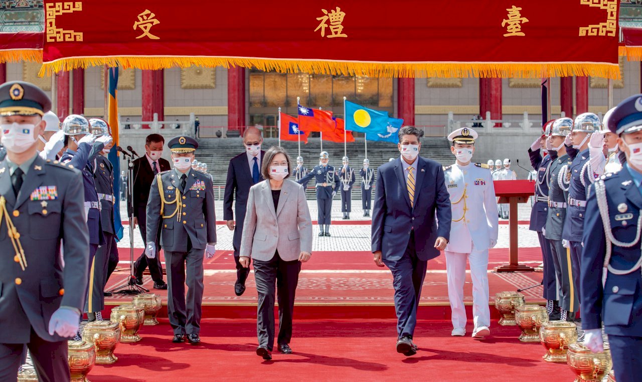 Tsai recibe con honores militares al presidente de Palaos Surangel Whipps Jr.