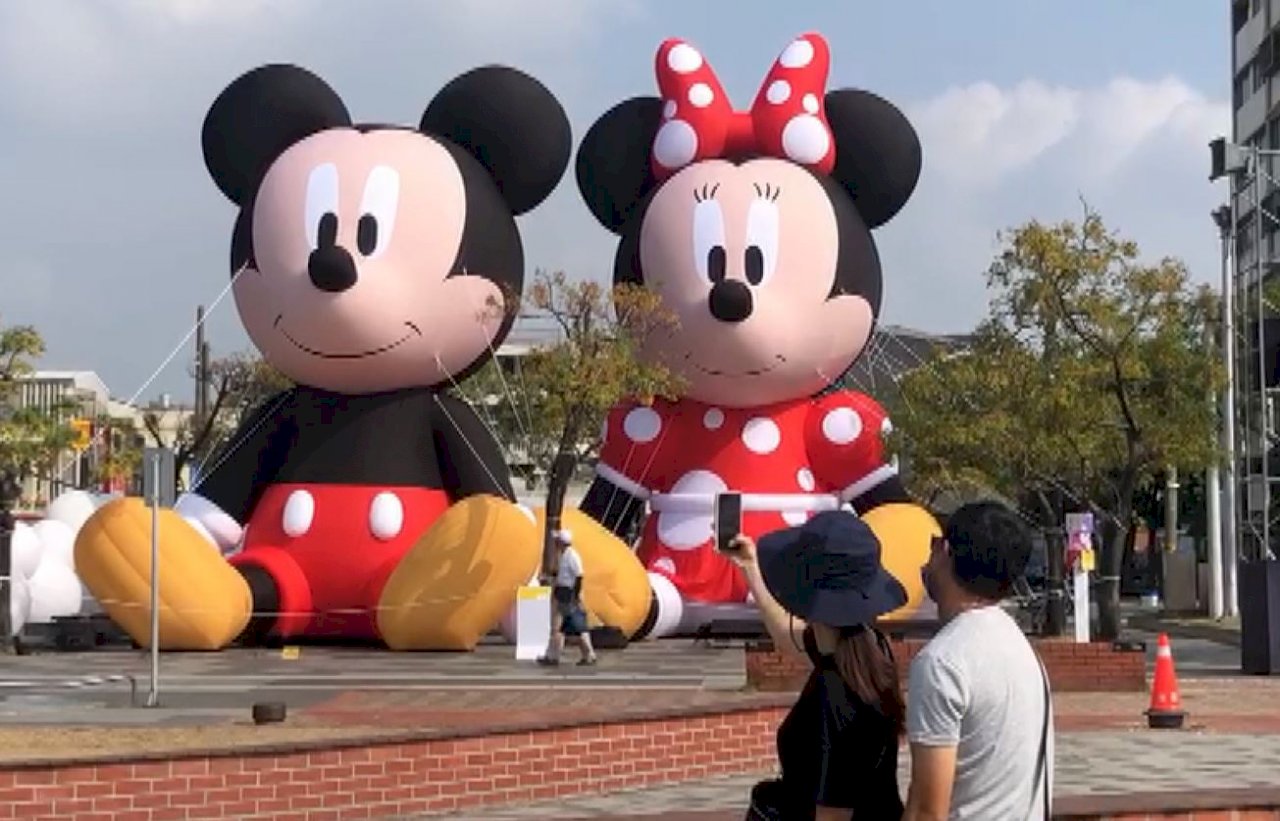 Globos gigantes de Mickey y Minnie atraen a multitudes en Tainan