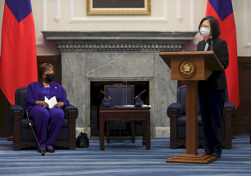 Tsai Ing-wen recibe a la congresista Eddie Bernice Johnson con el apoyo a la seguridad del Indo-Pacífico