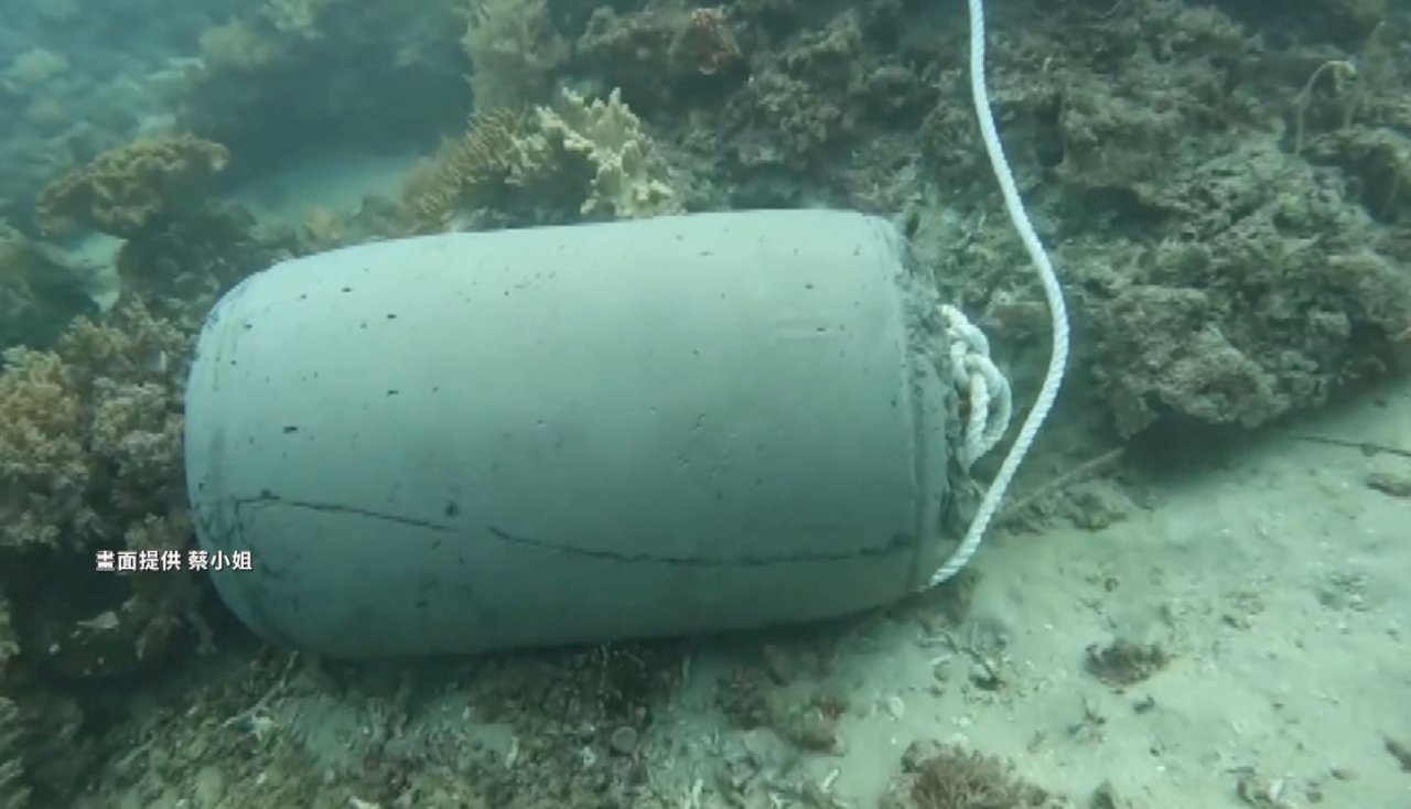 Bolas flotantes arrojadas con bloque de cemento destruyen arrecifes de coral