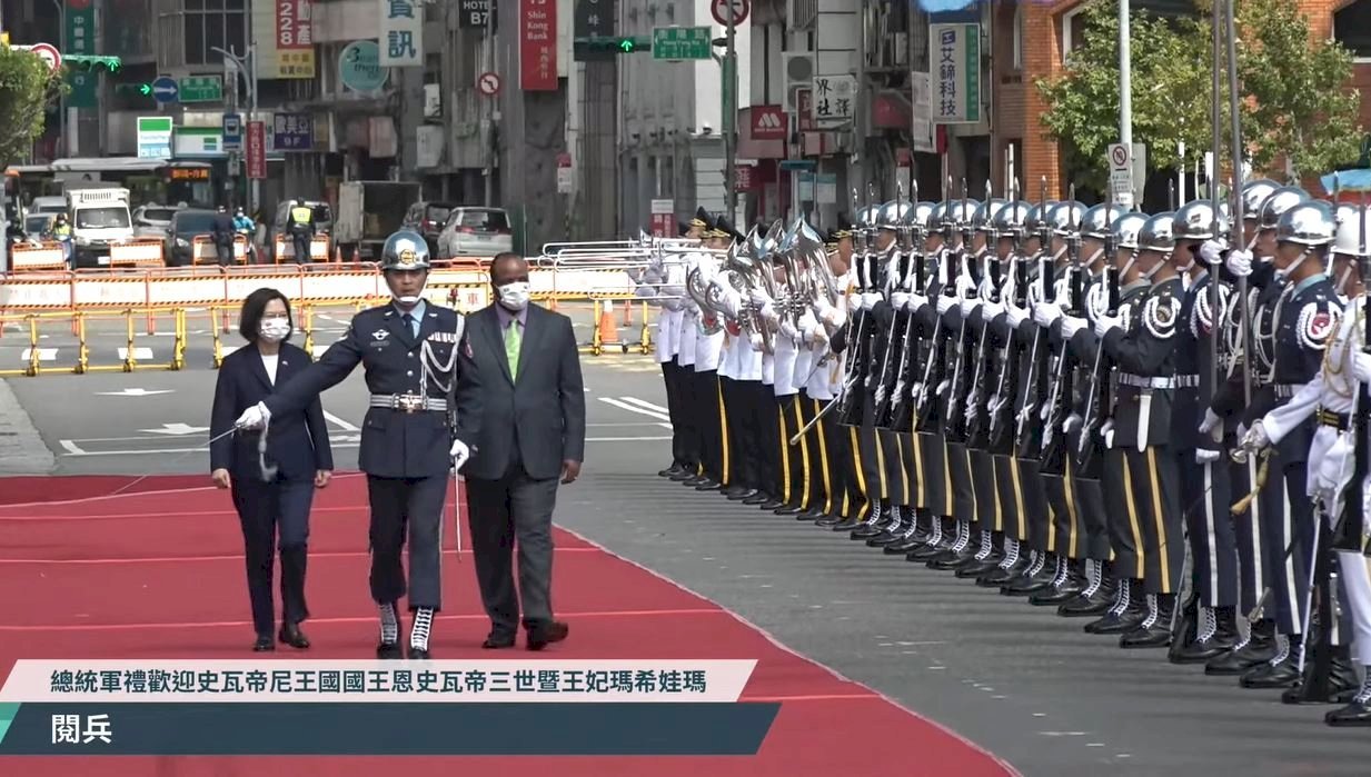 Tsai Ing-wen recibe con honores militares al rey Mswati III de Eswatini