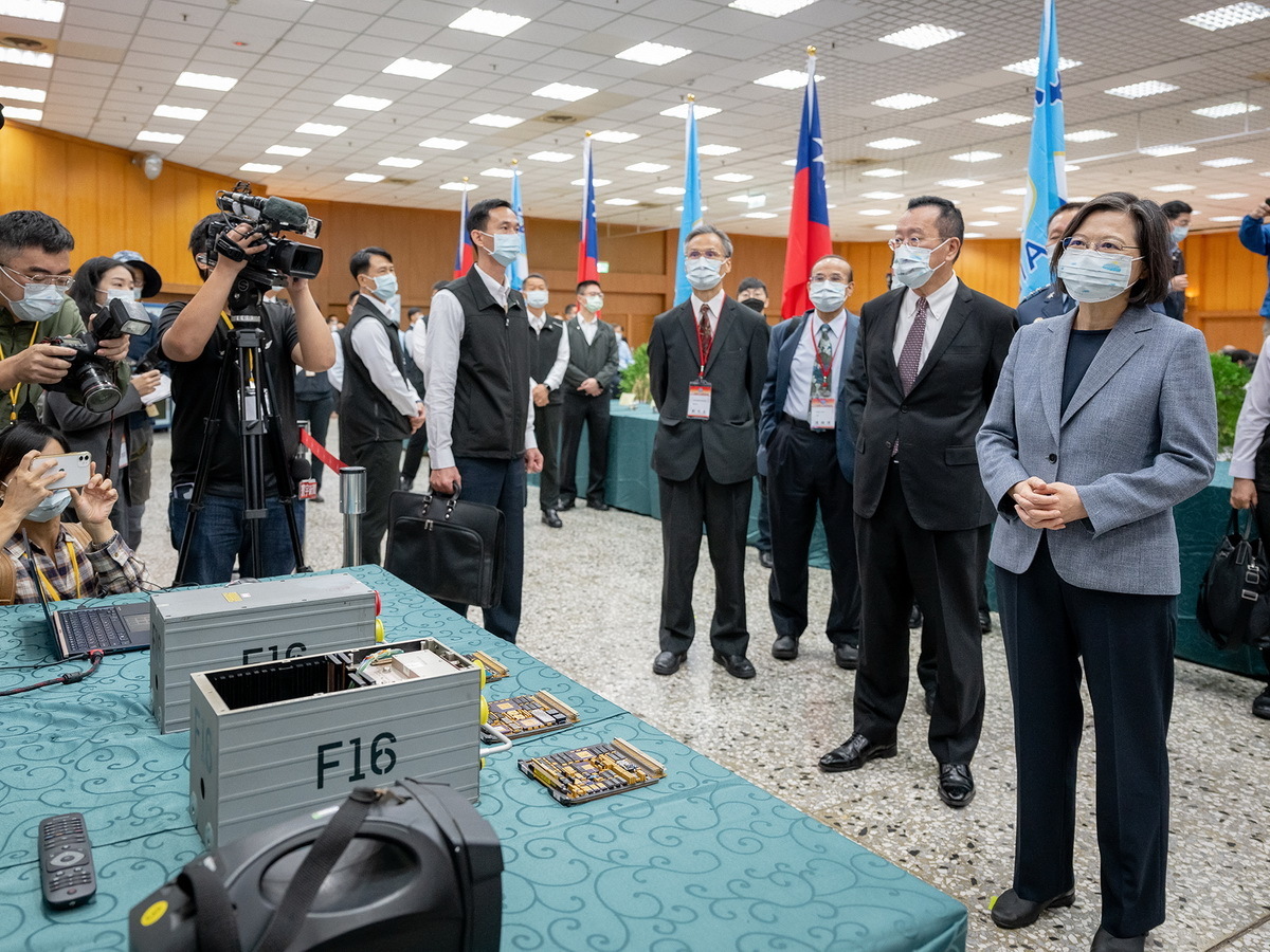 Tsai Ing-wen explica la importancia del Centro de Reparación del F-16